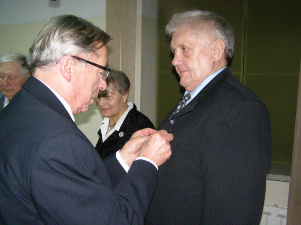 Srebrną Odznakę Honorową za Zasługi dla Związku Sybiraków otrzymuje Sabian Pajor wieloletni chorąży pocztu sztandarowego Oddziału Związku Sybiraków w Łodzi